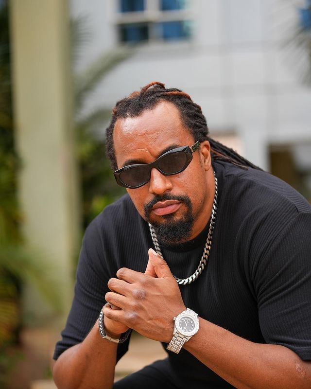 Navio has released “Mad” video off his Vibes Out The East album